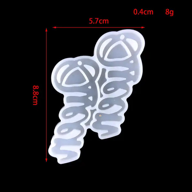 قالب سيليكون ابيض مستورد حلق كلمة queen   لتقومى بصنعها بنفسك  مقاس القالب : طول 8.8 سم * عرض 5.7 سم